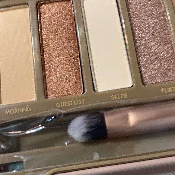 Beauty Creations barely nude eyeshadow palette - Picture 4 of 5